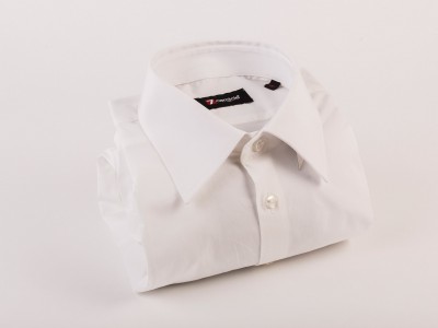 Camasa-barbati-tip-Slim-Fit-cu-Guler-italian-cu-un nasture-popeline-alb